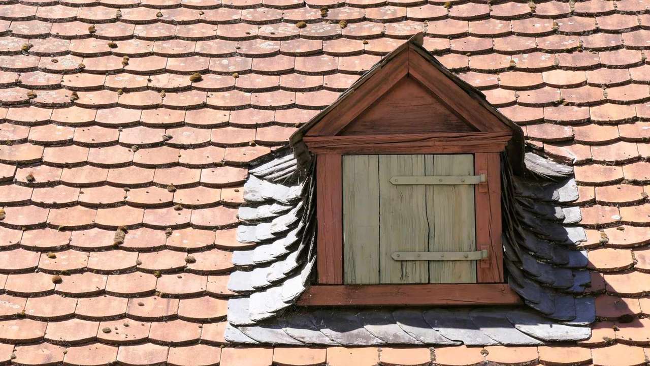 Lucarne à fronton sur un toit en tuile plate