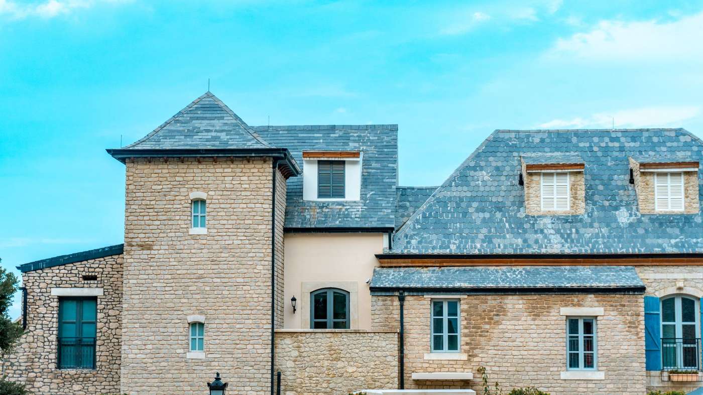 Toits en ardoise naturelle d'un manoir du Val de Loire